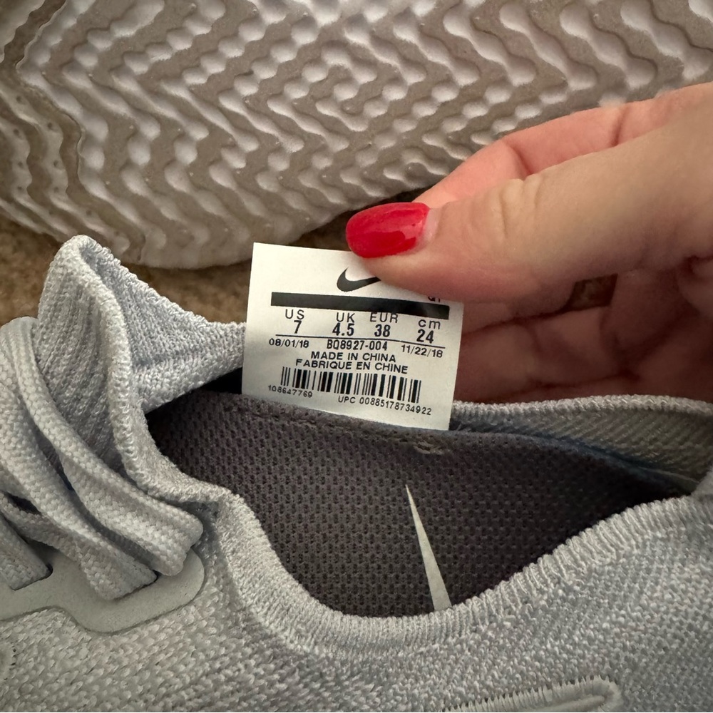 NIKE epic react flyknit running shoes - Picture 7 of 8